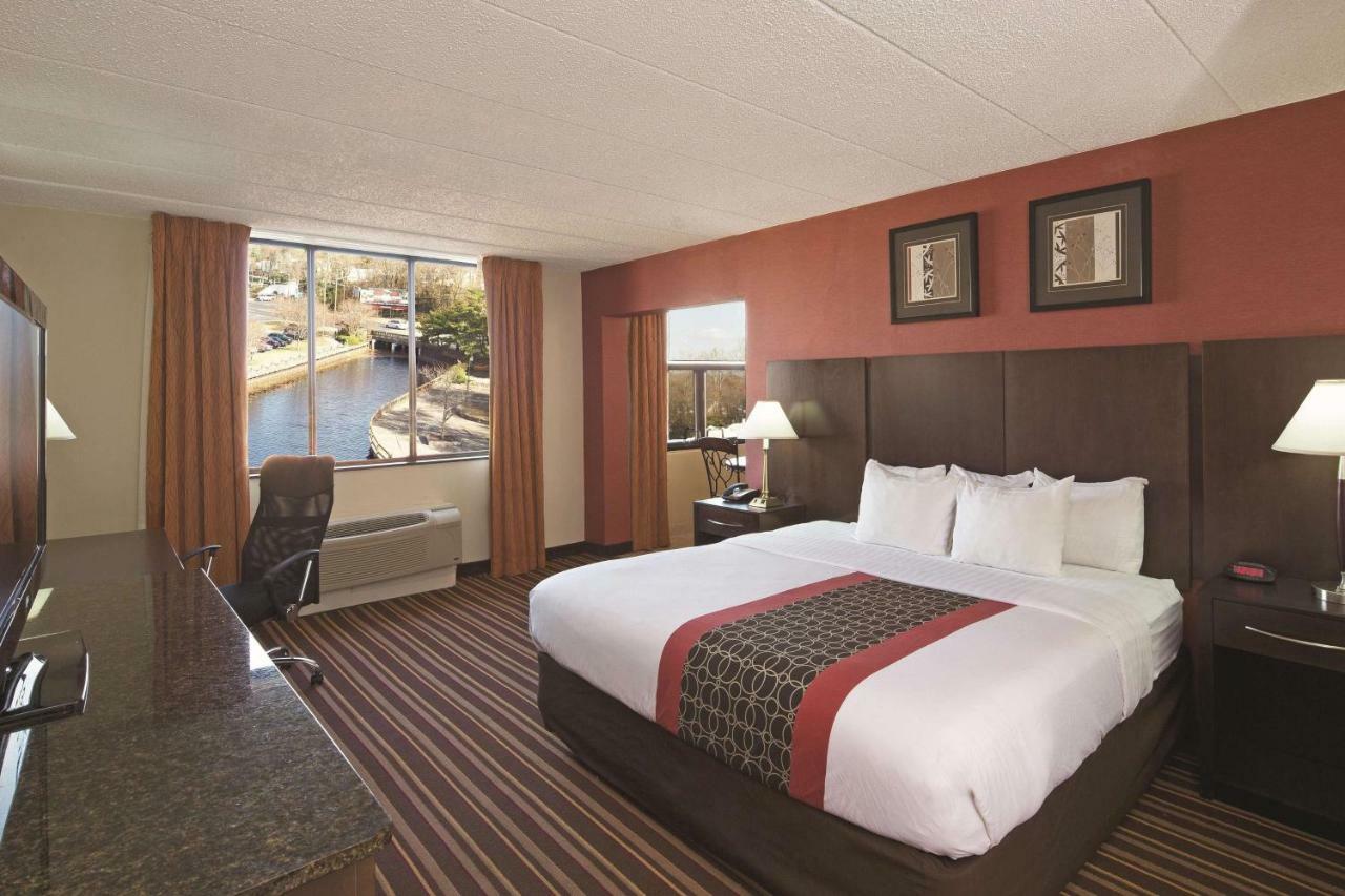 Hotel La Quinta By Wyndham Salisbury Extérieur photo